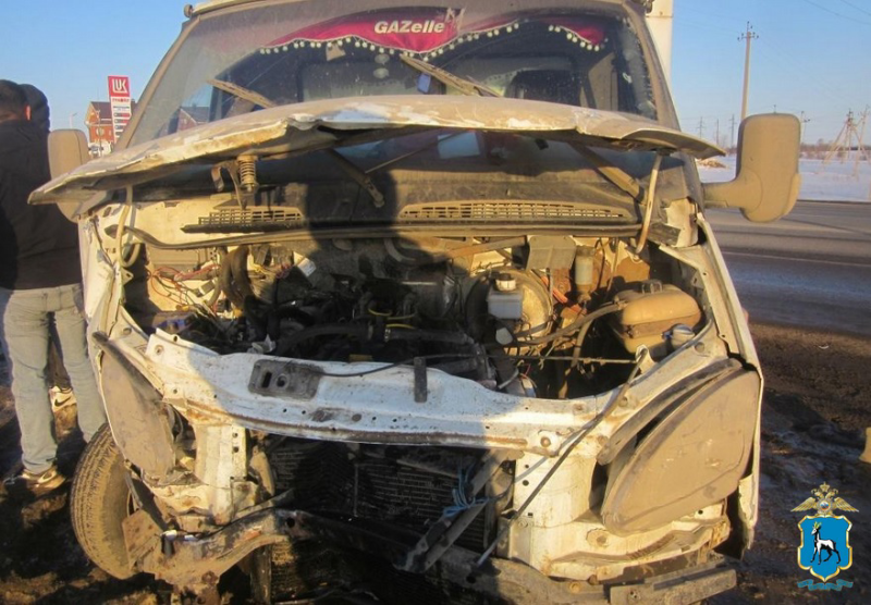 В Самарской области 20 марта на трассе легковушка врезалась в "газель" и перевернулась 
