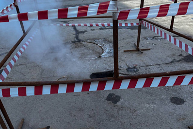 В Самаре на Мельничной прорвало водопроводный колодец