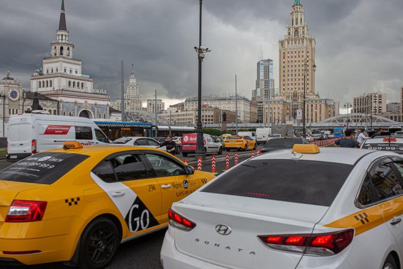 Инициатива губернатора Дмитрия Азарова о замещении парка такси отечественными автомобилями вошла в проект решений Госсовета по развитию промышленности
