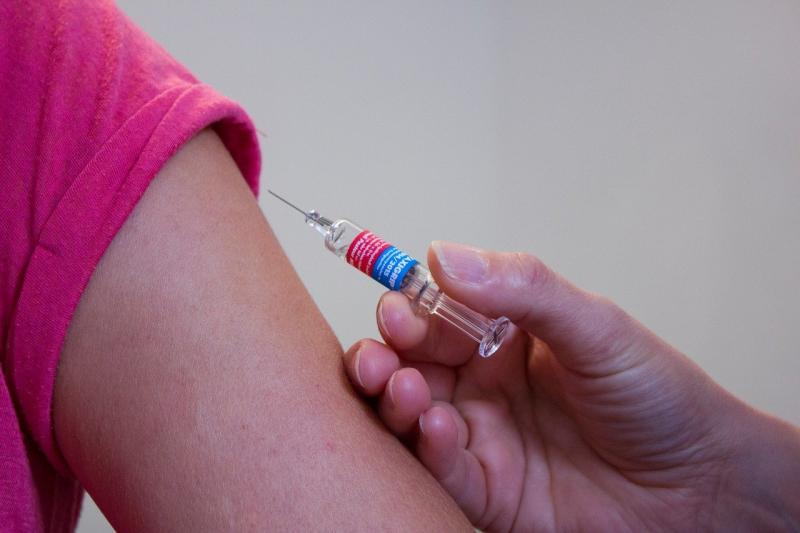 Минздрав назвал сроки начала вакцинации подростков