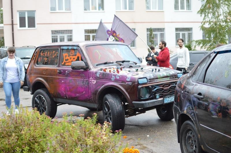 Автопробег и краски на машинах: самарские активисты устроили праздник воспитанникам детского дома