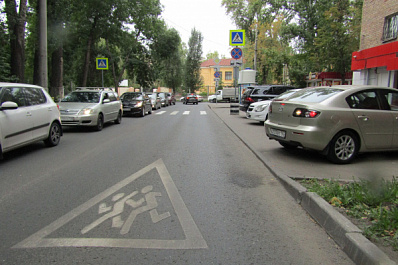 В Самаре возле школ устанавливают новые дорожные знаки и наносят разметку 