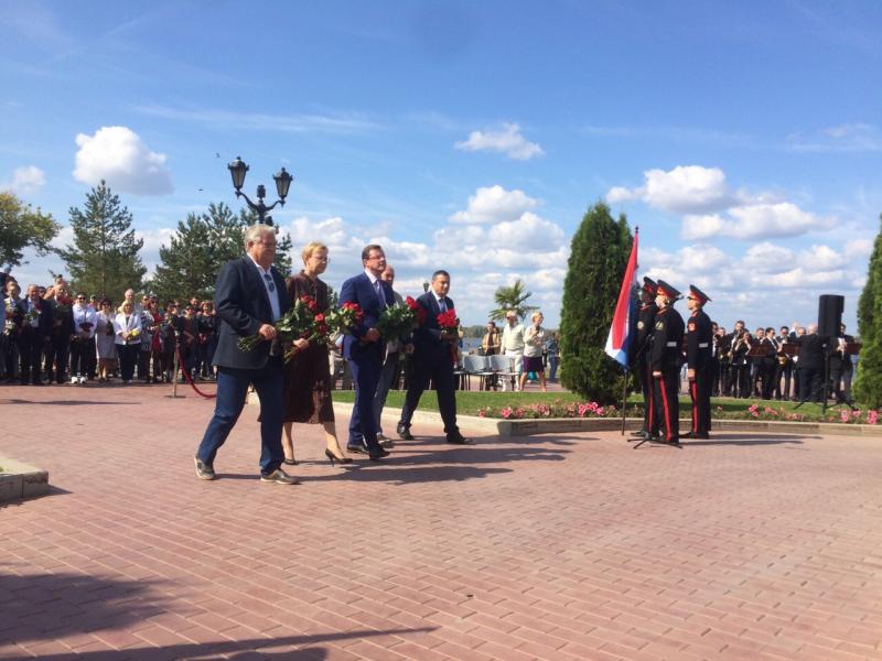 Дмитрий Азаров возложил цветы к памятнику Григорию Засекину