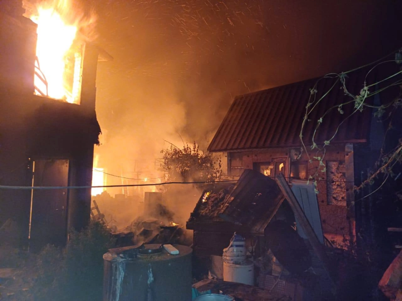 В Волжском районе тушили два пожара в дачных домиках