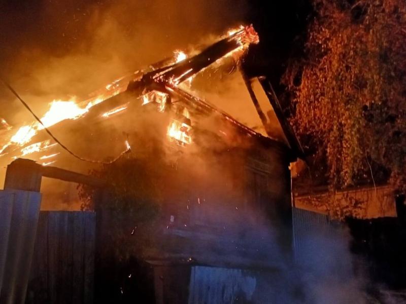 В Октябрьске полыхала заброшка