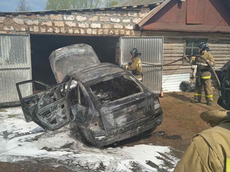 21 апреля в Самарской области горела "Приора"