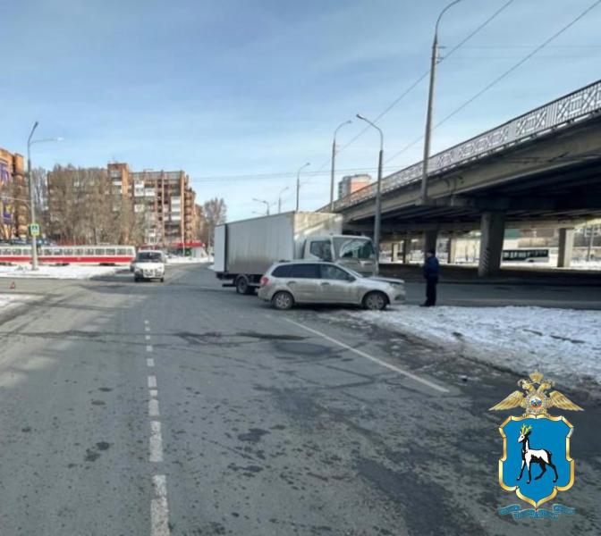 В Тольятти экскаватор проехал на красный и врезался в "Гранту"