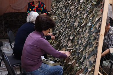 В Самарской области серебряные волонтеры плетут маскировочные сети для участников СВО