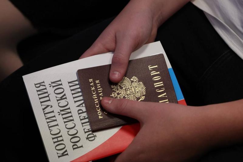 Губернатор Дмитрий Азаров в День Конституции вручил паспорта школьникам