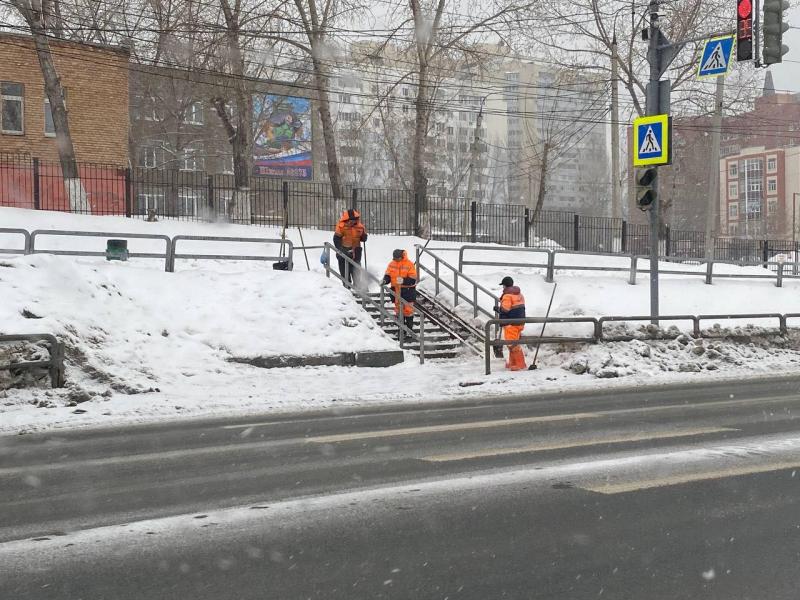 2 152 уборщика расчищают улицы Самары во время аномальных осадков и ветра 5 марта