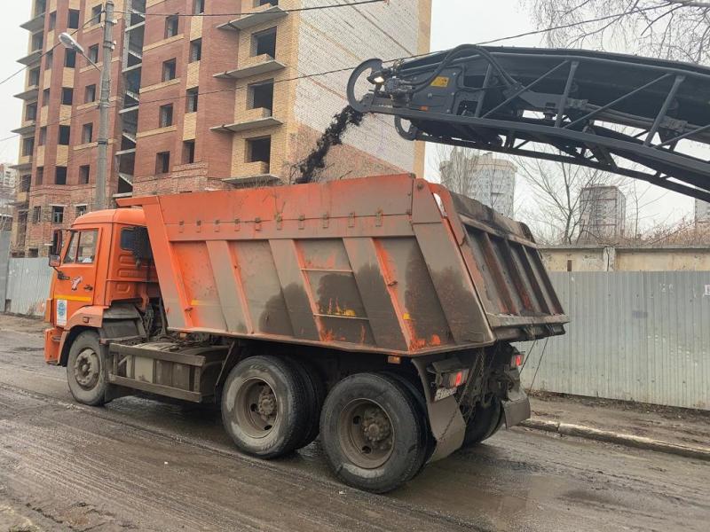 В Самаре фрезеруют автодорожное покрытие на улице Ленинской,  которую начали комплексно обновлять в 2020 году 