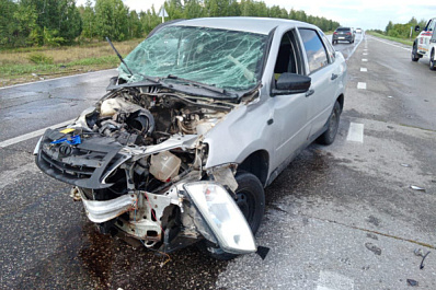 В Самарской области водители двух легковушек попали в больницу после столкновения на трассе