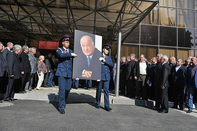 Более 10 тысяч человек простились с Виктором Сазоновым в Самаре