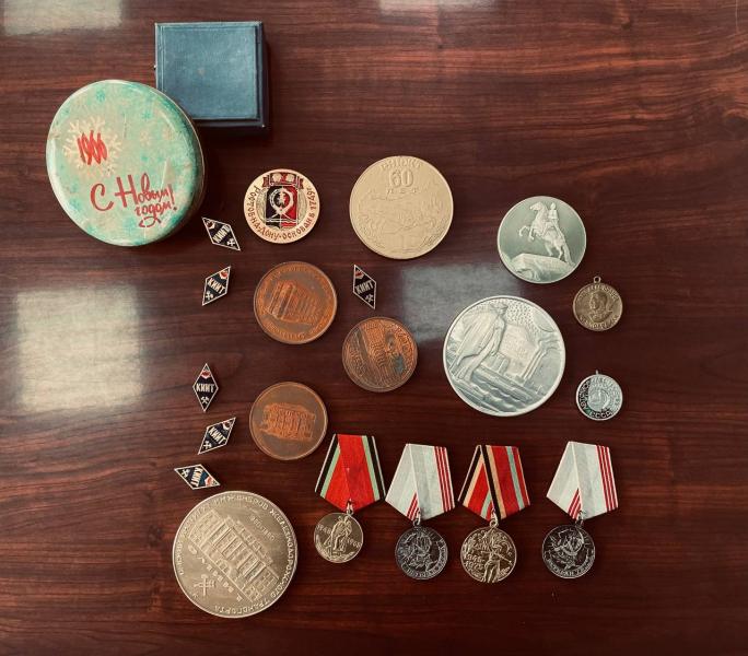 Житель Самары нашел в подвале дома на Красноармейской медали и значки времен СССР