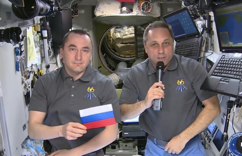 Российские космонавты с МКС поздравили земляков с Днем Конституции