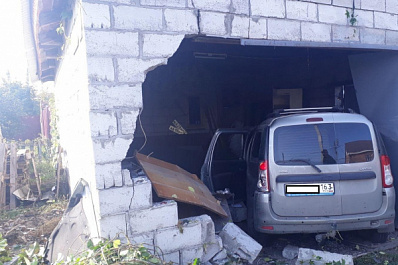В Тольятти водитель "Ларгуса" протаранил гараж