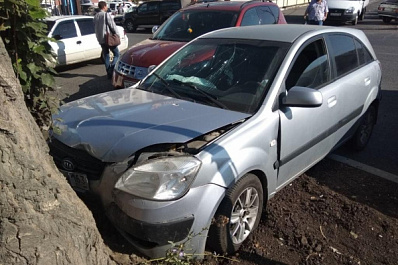 В Самаре от сильного удара иномарка въехала в машину и отлетела в дерево