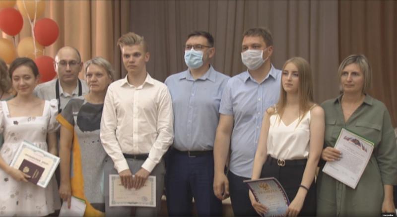 В День молодёжи тольяттинские выпускники получили школьные аттестаты