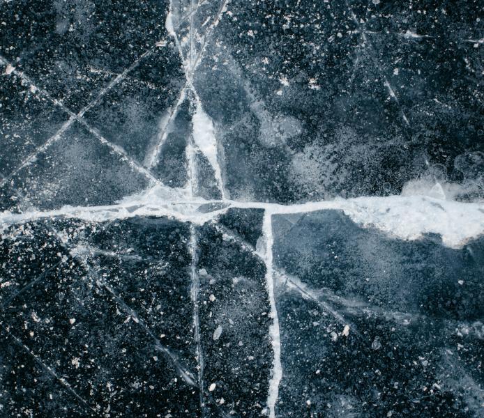 На соревнованиях по айс-кроссу двум людям понадобилась помощь медиков