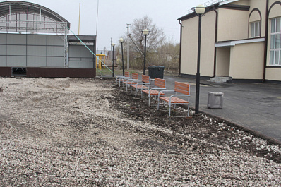 В Волжском районе благоустраивают территорию около обновленного Дома культуры 