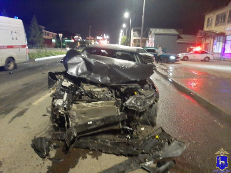 В Тольятти мужчина на "Приоре" врезался в столб