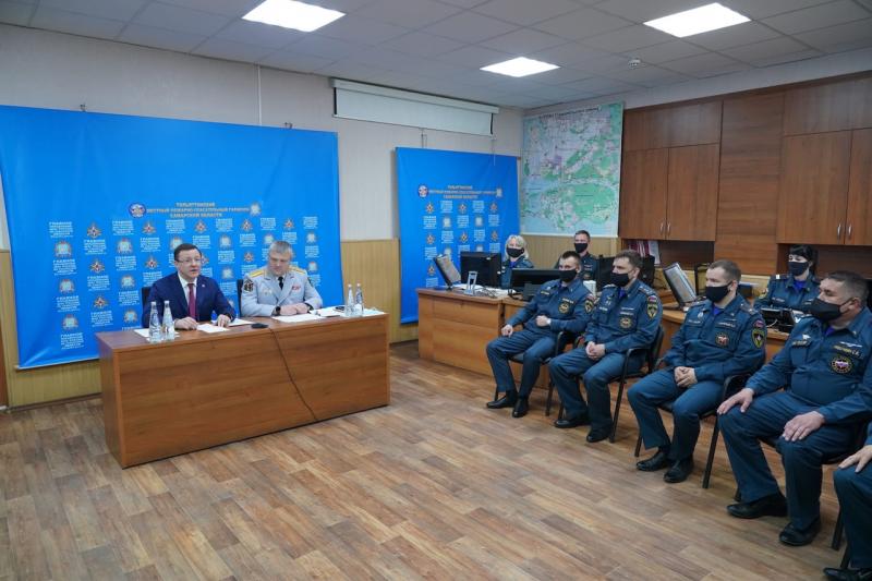 Дмитрий Азаров в Тольятти лично поздравил пожарных с профессиональным праздником