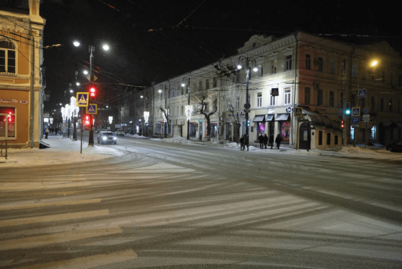 Глава Самары Елена Лапушкина проверила, как в городе ведутся снегоуборочные работы в ночную смену перед началом рабочей недели