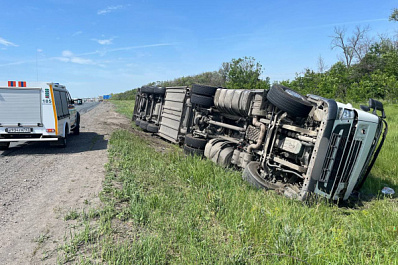 В Сызранском районе 31 мая водитель попал в больницу после опрокидывания грузовика
