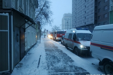 40 спасателей прибыли на место обрушения стены в Самаре