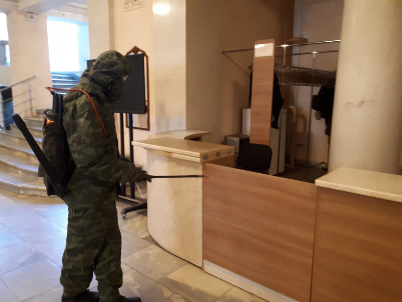 Безопасность на 360 градусов: в Новокуйбышевске дезинфицируют стены помещений