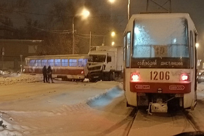 Очевидцы: в Самаре на Заводском шоссе фура влетела в трамвай