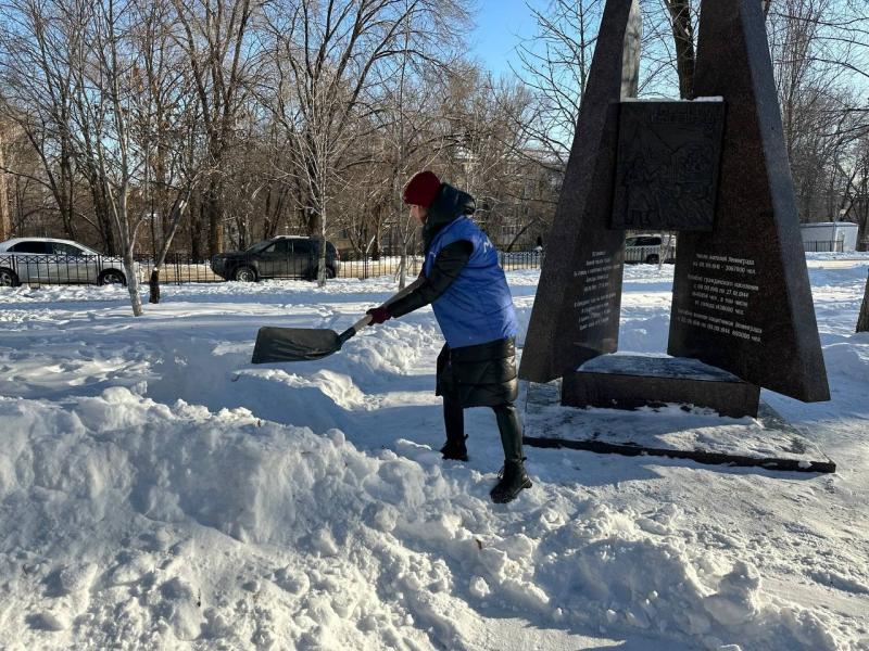 В Самаре волонтёры очистили от снега территорию памятника "Жителям блокадного Ленинграда"
