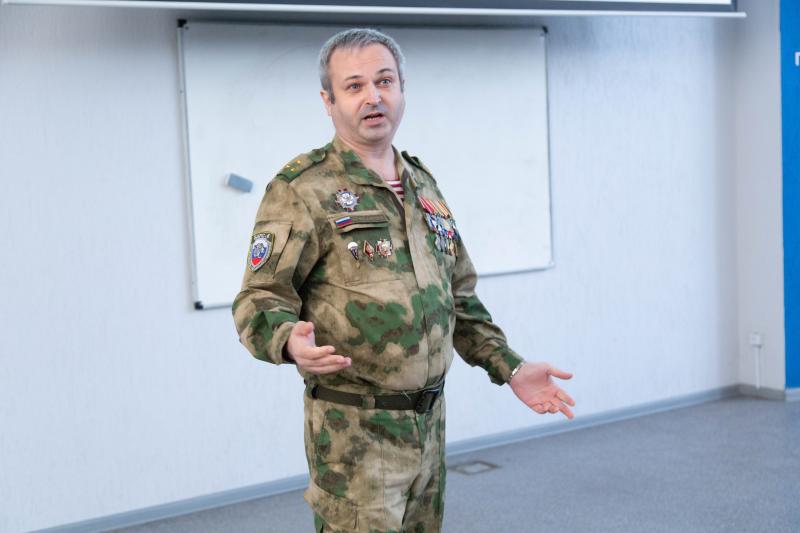 "Связующая нить": участник "Школы героев" поговорил со студентами о преемственности поколений