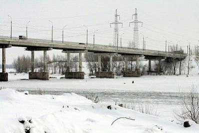 Со льда реки Самары спасатели эвакуировали замерзающего рыбака