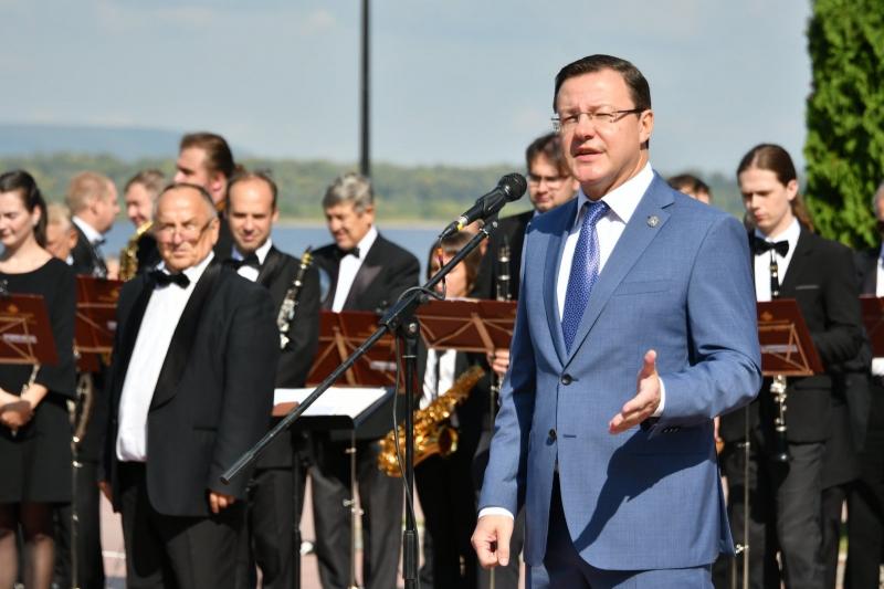 Дмитрий Азаров возложил цветы к памятнику Григорию Засекину