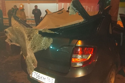 Влетел в столб: самарским спасателям пришлось доставать мужчин из груды железа