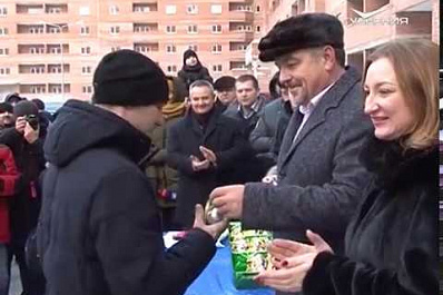 Компания “Тольяттиазот” вручила ключи от новых квартир участникам жилищной программы