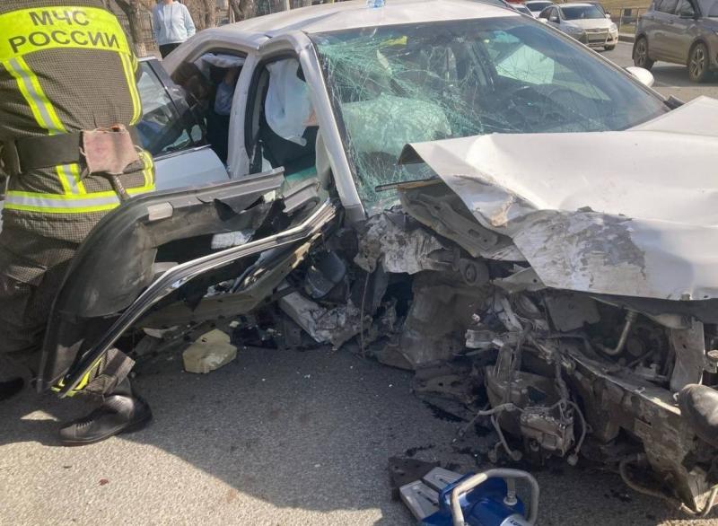 Пострадали дети: в Самаре водитель Toyota Camry потерял сознание и влетел в дерево