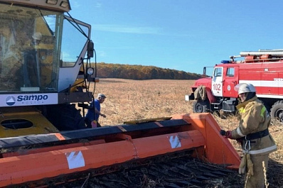 В Самарской области в поле загорелся комбайн