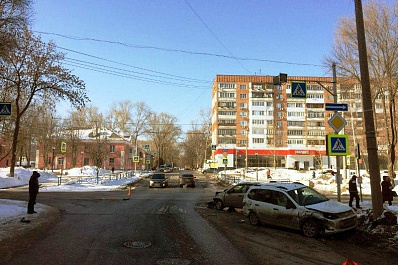 4 человека пострадали при столкновении двух автомобилей в Самаре