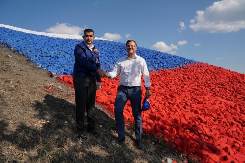 В Самарской области участники молодежных организаций создали из камня 63-метровый флаг России