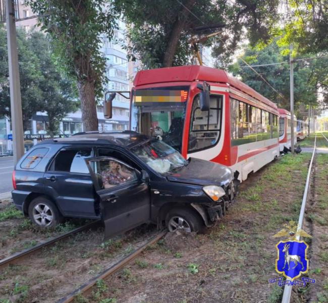 Утром 29 июля в Самаре на улице Ново-Садовой трамвай врезался в легковушку