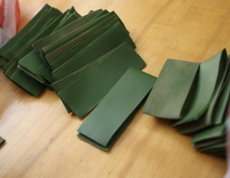 Поддержка от старших: в Самарской области волонтеры отправляют маскировочные сети "за ленточку"