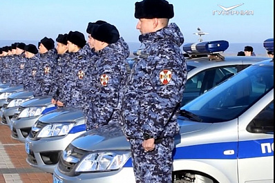 Новые служебные автомобили вручили на площади Славы сотрудникам Росгвардии