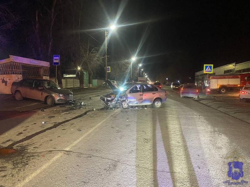 В Сызрани 19 ноября водитель "Гранты" пострадал в массовой аварии