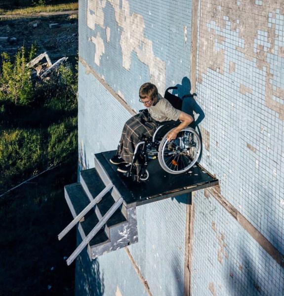 В Самаре художник устроил перфоманс в инвалидной коляске