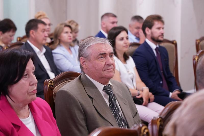 Вячеслав Федорищев вручил награды ветеранам и работникам строительной отрасли Самарской области