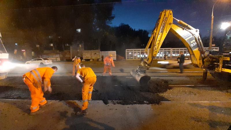 В Самаре на улице Победы ремонтируют асфальтовое полотно трамвайных путей