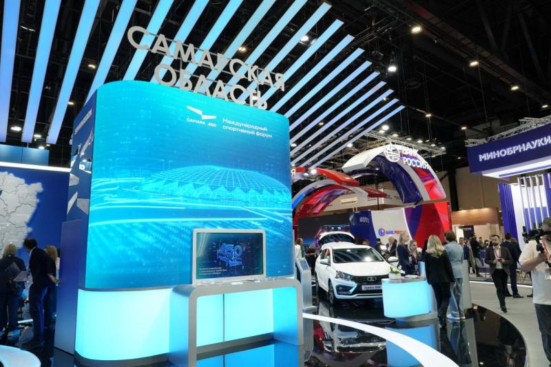 Губернатор Самарской области Вячеслав Федорищев осматривает площадки ПМЭФ