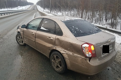 Объезжала картонную коробку, но врезалась в отбойник: в Самаре водитель "Шевроле" попала в больницу 